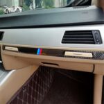 Etiqueta engomada decorativa del control medio de conducción izquierda del coche de fibra de carbono de tres colores para BMW E90 / E92 / E93 2005-2012