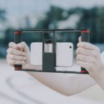 YELANGU PC05 YLG0909B Vlogging Transmisión en vivo Smartphone Jaula metálica Video Rig Filmación Grabación Mango Estabilizador Soporte para iPhone, Galaxy, Huawei, Xiaomi, HTC, LG, Google y otros teléfonos inteligentes, YLG0909B