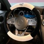 Cubierta de volante antideslizante cálida de felpa con patrón de camelia universal de coche de estilo redondo, diámetro: 38 cm