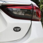 Pegatinas decorativas personalizadas de metal VIP de estilo ovalado para coche, tamaño: 6,5 x 3,5 x 0,5 cm