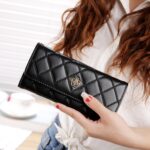 Monedero de cuero de PU con diseño largo plegable de 3 coronas de metal con textura de Argyles a la moda para mujer