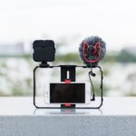 YELANGU PC202 YLG1801B Vlogging Transmisión en vivo LED Selfie Light Smartphone Video Rig Mango Estabilizador Kits de soporte con micrófono y luz de relleno - Imagen 5