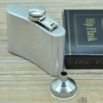 Petaca portátil de acero inoxidable salvaje de 112 ml (4 oz) para deportes al aire libre, práctica para viajes en casa (con embudo pequeño) (Plata 112 ml (4 oz)), 112mL (4oz) - Imagen 3