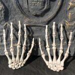 Un par de accesorios de decoración de casa embrujada de manos de esqueleto de Halloween, tamaño: 15,5 x 10 cm