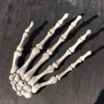 Un par de accesorios de decoración de casa embrujada de manos de esqueleto de Halloween, tamaño: 15,5 x 10 cm - Imagen 4