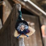 3 uds., Suministros de decoración de Halloween, escoba de brujas, decoración colgante, adornos colgantes, suministros para fiestas, entrega de colores al azar