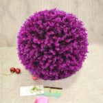 Planta de eucalipto púrpura artificial Bola Topiary Evento de boda Hogar Decoración al aire libre Adorno colgante, Diámetro: 13,4 pulgadas