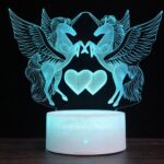 Lámpara de escritorio de luz nocturna decorativa colorida con base de grieta creativa con forma de dos unicornios, versión de control remoto