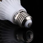 Distancia del sensor: 4-6 m, CA 85-265 V, E27 9W Warm White - Imagen 4