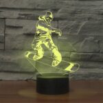 Lámpara de mesa colorida de la luz de la visión del LED de la forma 3D del muchacho del patín, versión de carga del tacto