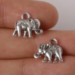 24 piezas colgantes de dijes de elefante de plata antigua de aleación de zinc