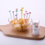 Muestra animal creativa de la bifurcación de la torta de la fruta de la historieta, entrega al azar del color