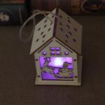Navidad luminosa casa de madera decoraciones para árboles de Navidad adornos colgantes DIY regalo decoración de ventanas, Small Pulling Santa Claus - Imagen 2