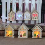 Navidad luminosa casa de madera decoraciones para árboles de Navidad adornos colgantes DIY regalo decoración de ventanas, Small Crutches Santa - Imagen 3