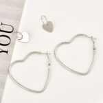 Conjunto de pendientes de aro de corazón de amor de metal simple de moda para mujer - Imagen 2