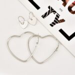 Conjunto de pendientes de aro de corazón de amor de metal simple de moda para mujer - Imagen 3