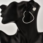 Conjunto de pendientes de aro de corazón de amor de metal simple de moda para mujer - Imagen 4
