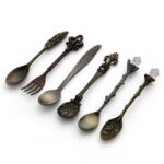 Juego de Mini cucharas de café Vintage, juego de cucharas de café talladas de Metal de estilo real, cubiertos para postre, utensilios de cocina, 2 juegos, Antique Bronze（With Red Fork）