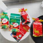 50 unids/pack bolsa de regalo de Navidad paquete con cordón para galletas de caramelo bolsa de galletas de Navidad, entrega de patrón aleatorio