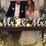 Decoración de boda con letrero de madera de Sr. y Sra. - Imagen 5
