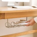 Estante de alambre para cables, cesta colgante inferior de mesa, estante organizador de tablero de cables enchufable, estante de almacenamiento