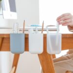 Soporte para bolígrafo adhesivo de escritorio, estuche para bolígrafo colgante, caja de almacenamiento y clasificación de papelería de oficina, Color aleatorio