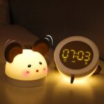 Linda luz nocturna de silicona para ratón con función de reloj despertador electrónico Lámpara de escritorio para dormir junto a la cama Reloj de aprendizaje