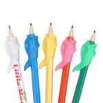 100pcs Student Dolphin Pen escribiendo el dispositivo de corrección de la postura, color al azar