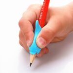 100pcs Student Dolphin Pen escribiendo el dispositivo de corrección de la postura, color al azar - Imagen 4