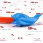 100pcs Student Dolphin Pen escribiendo el dispositivo de corrección de la postura, color al azar - Imagen 5