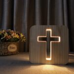 Lámpara de mesa Cross Pine Craft Luz de noche LED de madera, Cross