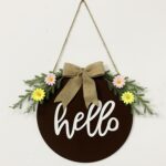 Decoraciones para el hogar, corona de Pascua, accesorios de tiro, corona para colgar en la puerta, Brown Hello
