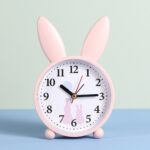 2 PCS Reloj despertador de conejo de dibujos animados simple Adornos Decoración de dormitorio Reloj despertador pequeño de barrido silencioso de cabecera, color y estilo Deilvery aleatorio