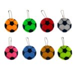 15 Uds. Llavero reflectante de PVC estilo fútbol mochila escolar para estudiantes colgante reflectante nocturno entrega de Color aleatorio, Football Style Keychain - Imagen 2