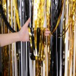 2 piezas de accesorios de decoración de fiesta de cortina de lluvia negra y dorada, 1x4M