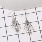 4 pares de pendientes de personajes de Halloween, adornos navideños de aleación, estilo:, Silver Claw - Imagen 2