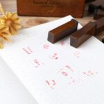 E13 28PCS / Set Alfabeto de madera vintage y diario de números Manual Sellos de bricolaje, Cursive Lowercase - Imagen 6