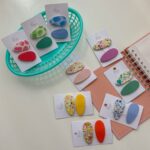 2 juegos de pinzas para el pelo con forma de gota de bebé con lunares florales de Color caramelo - Imagen 3