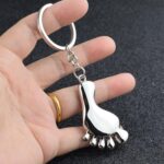 Llavero de metal con forma de pies pequeños - Imagen 4