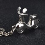 Llavero colgante de metal con forma de motocicleta