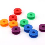100 Uds. Carretes para máquina de coser eléctrica, bobinas de núcleo de lanzadera, accesorio de herramienta de costura de almacenamiento, Color Plastic - Imagen 3