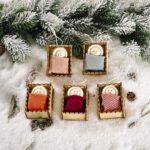 9 Uds. Suministros para celebraciones navideñas caja de madera colgante de muñeca pequeña regalo para niños colgante de muñeca pequeña colgante de árbol - Imagen 2