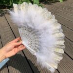 Abanico de mano con aleta de estilo vintage Abanico de plumas de marabú con flores bordadas