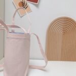 Taza de agua portátil Bolsa de café Aislamiento térmico al aire libre Cubierta de taza de lona de color sólido, Crossbody (Light Pink)