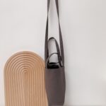 Taza de agua portátil Bolsa de café Aislamiento térmico al aire libre Cubierta de taza de lona de color sólido, Crossbody (Dark Gray)
