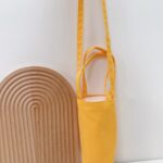 Taza de agua portátil Bolsa de café Aislamiento térmico al aire libre Cubierta de taza de lona de color sólido, Crossbody (Yellow)
