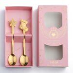 Juego de regalo de vajilla con cuchara de acero inoxidable navideña, 2 unidades por paquete, Pink Box Golden Socks+Stars