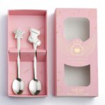 Juego de regalo de vajilla con cuchara de acero inoxidable navideña, 2 unidades por paquete, Pink Box Silver Socks+Stars