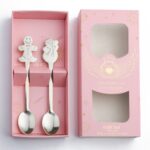 Juego de regalo de vajilla con cuchara de acero inoxidable navideña, 2 unidades por paquete, Pink Box Silver Gingerbread+Snowman