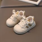 Zapatos para bebés pequeños, zapatos de tablero informales antipatadas con punta llena para niños y niñas, 23